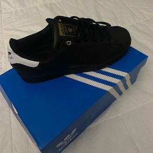 These are new Stan Smith adidas,They are a big kids size 6 (womens size 8 )